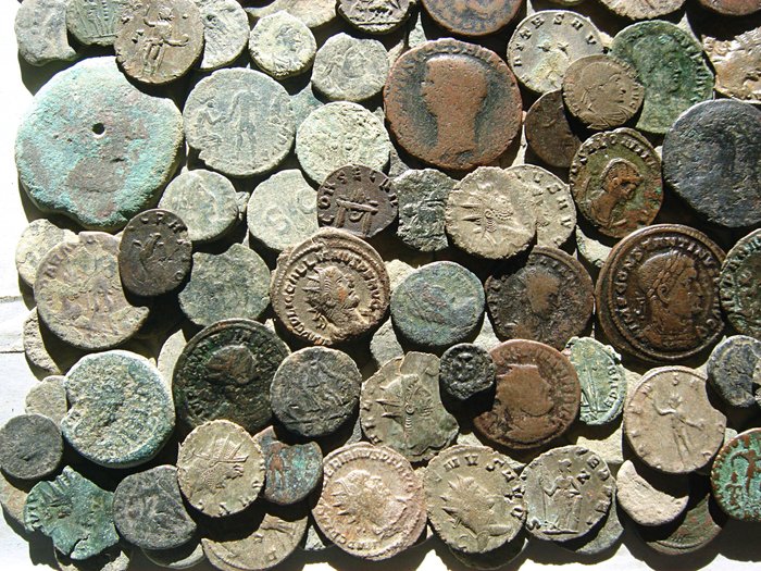 Romarriket. Lot of 150 Æ coins including some Asses and Semisses (I-II centuries AD) and a few iberian coins  (Ingen mindstepris)