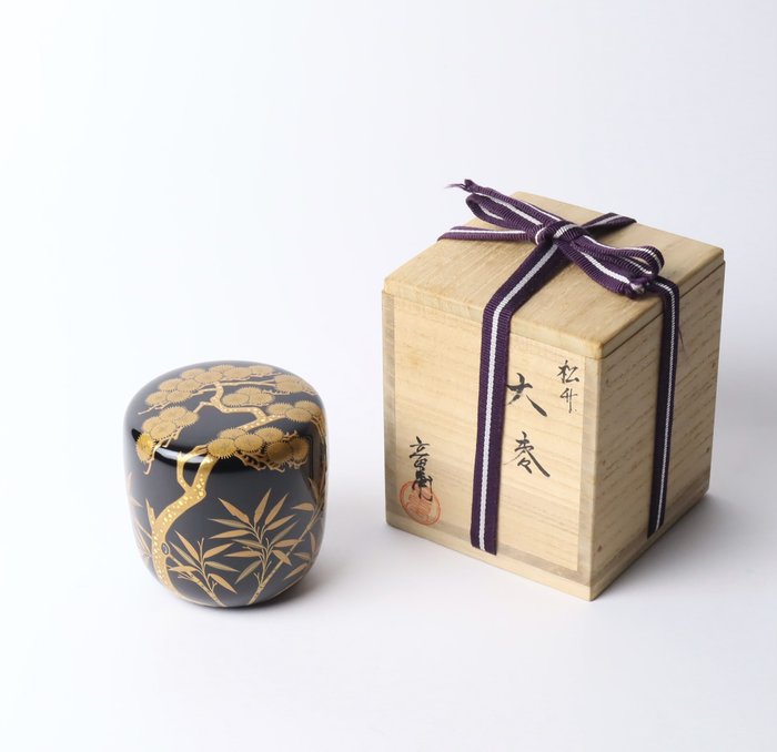 Pine and Bamboo Maki-e Tea Caddy 大棗 by Goto Doho 呉藤童甫 with Original Wooden Box - Natsume - Lakeret træ - (Ingen reservationspris)