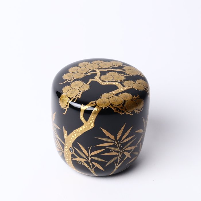 Pine and Bamboo Maki-e Tea Caddy 大棗 by Goto Doho 呉藤童甫 with Original Wooden Box - Natsume - Lakeret træ - (Ingen reservationspris)