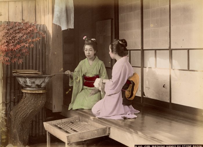 Kusakabe Kimbei, Farsari et divers Yokohama School - "Girls washing hands by stone basin"