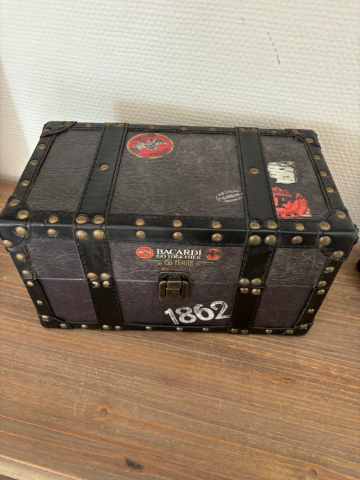 retro coolbox 150 years bacardi - Isspand -  bagagerum - Læder - Bacardi limited edition