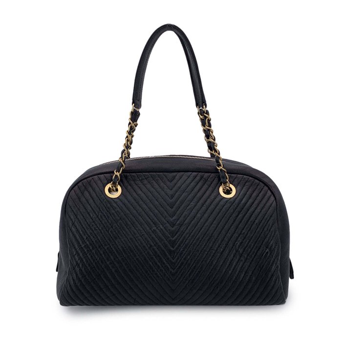 Chanel - Black Surpique Chevron Leather Bowling Bowler Bag - Håndtaske