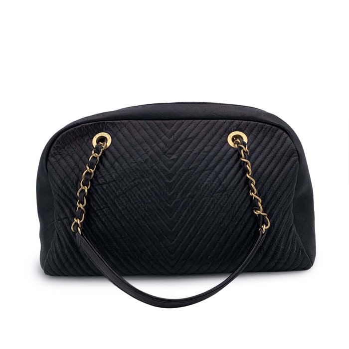 Chanel - Black Surpique Chevron Leather Bowling Bowler Bag - Håndtaske