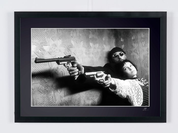 Leon (The Professional) 1994 - Jean Reno « Leon »  Natalie Portman «Mathilda » - Fine Art Photography - Luxury Wooden Framed 70X50 cm - Limited Edition Nr 02 of 30 - Serial ID 17089 - Original Certificate (COA), Hologram Logo Editor and QR Code - 100% New items.