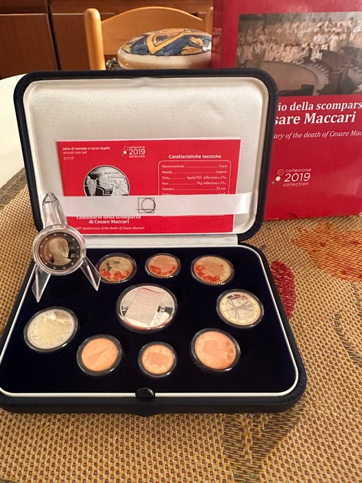 Italien. Proof Set 2019 (incl. 2 euro "Leonardo Da Vinci" + 5 euro in argento)