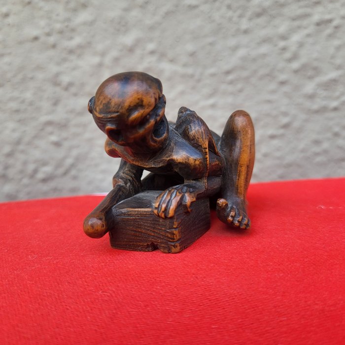 En netsuke i træ fra det 19. århundrede/lille okimono af en rottefanger - Træ - Signed Masayoshi 正慶 - Japan - Meiji-perioden (1868-1912)