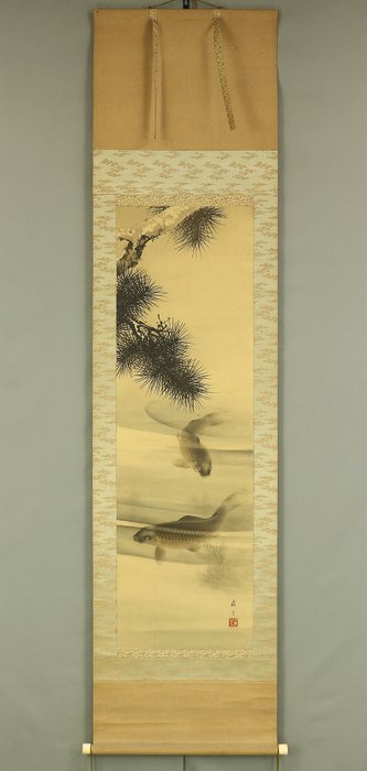 Old Pine Tree and Two Carp with Original Box (Tomobako) - Ichigi Soho 一樹蘇芳 (b1890) - Japan  (Ingen mindstepris)