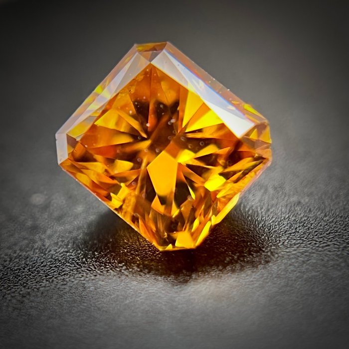 1 pcs Diamant - 0.50 ct - skåret rektangulært hjørne - fancy intens orange yellow - I1