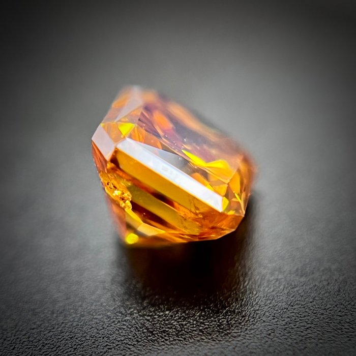 1 pcs Diamant - 0.50 ct - skåret rektangulært hjørne - fancy intens orange yellow - I1