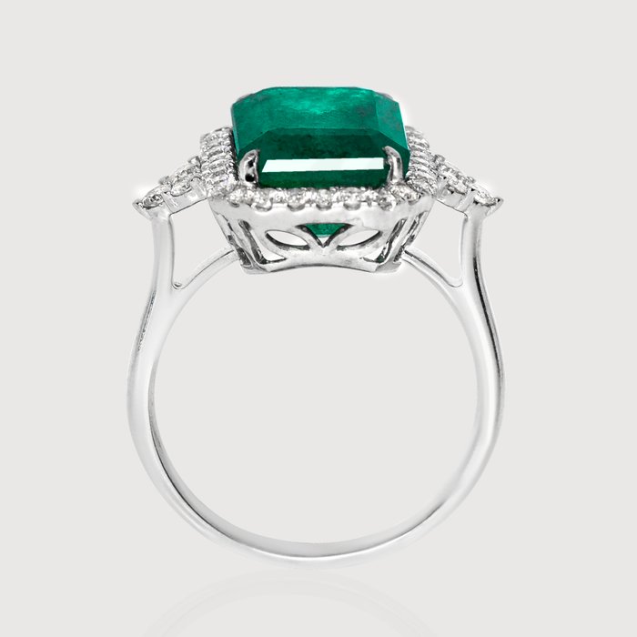 Ingen mindstepris - Ring - 14 karat Hvidguld -  6.71ct. tw. Smaragd - Diamant - IGI 6,71 ct Zambia Grøn