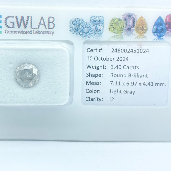 Ingen mindstepris - 1 pcs Diamant  (Naturfarvet)  - 1.40 ct - Rund - Fancy light Grå - I2 - Gemewizard Gemological Laboratory (GWLab)