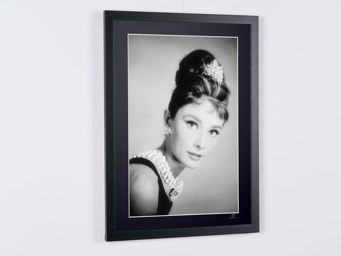 Breakfast At Tiffany's (1961) - Audrey Hepburn as "Holly Golightly" - Fine Art Photography - Luxury Wooden Framed 70X50 cm - Limited Edition Nr 03 of 30 - Serial ID 16971 - Original Certificate (COA), Hologram Logo Editor and QR Code - 100% New items.