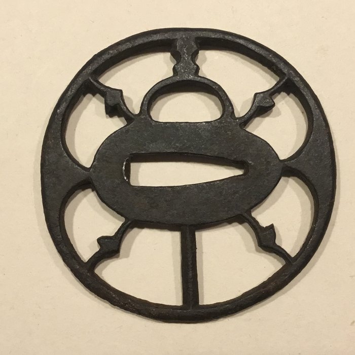 Sukashi tsuba forestillende flyvende måger i god stand - Jern - Japan - Edo-perioden (1600-1868)