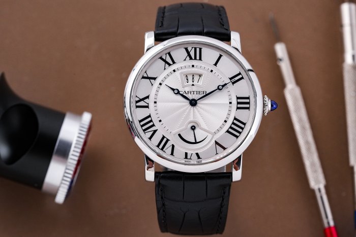 Cartier - Rotonde De Cartier Calendar Aperture and Power Reserve - W1556369 - Mænd - 2011-nu