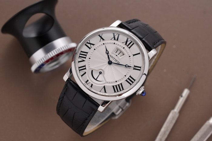 Cartier - Rotonde De Cartier Calendar Aperture and Power Reserve - W1556369 - Mænd - 2011-nu