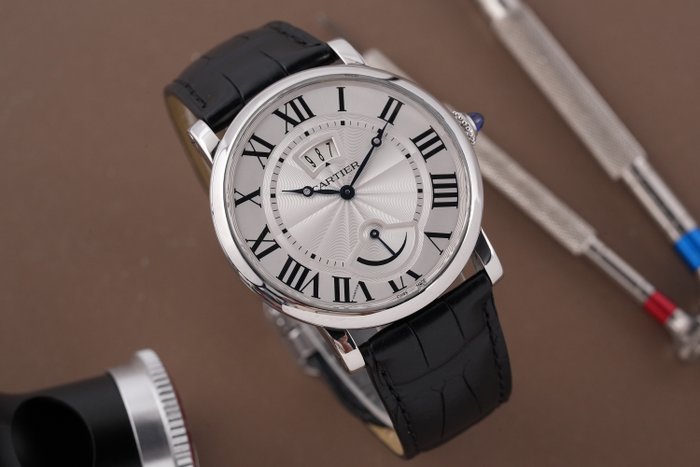 Cartier - Rotonde De Cartier Calendar Aperture and Power Reserve - W1556369 - Mænd - 2011-nu