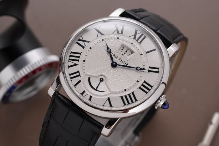 Cartier - Rotonde De Cartier Calendar Aperture and Power Reserve - W1556369 - Mænd - 2011-nu