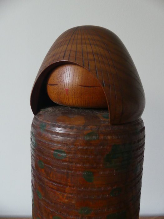 To imponerende vintage kokeshi 'Kitaguni', 'Vintervejr', 19,2 og 42 cm - Træ - Miyajima Muhitsu - Japan - Shōwa-periode (1926-1989)