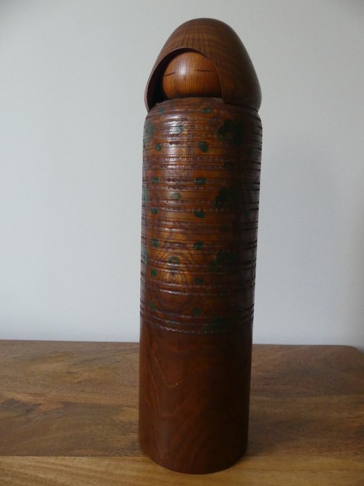 To imponerende vintage kokeshi 'Kitaguni', 'Vintervejr', 19,2 og 42 cm - Træ - Miyajima Muhitsu - Japan - Shōwa-periode (1926-1989)