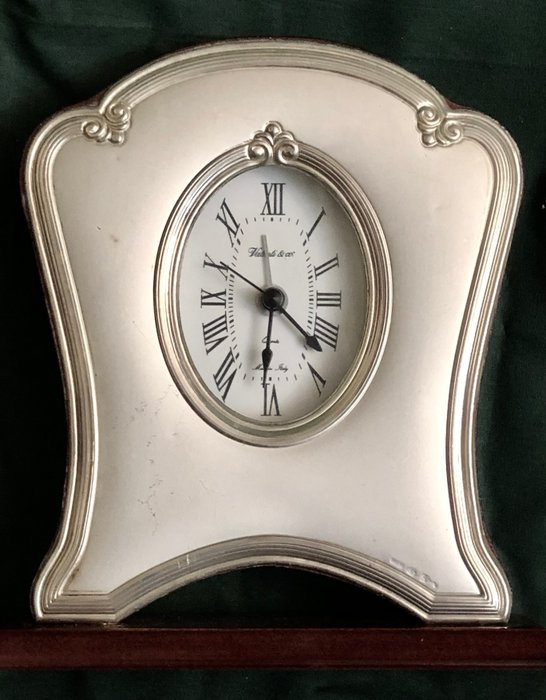 Vækkeur - An , Italian , elegant , 925/000 solid silver frontal frame , desk alarm clock , Circa 1980’s ,  in -   - .925 sølv - 1980-1990