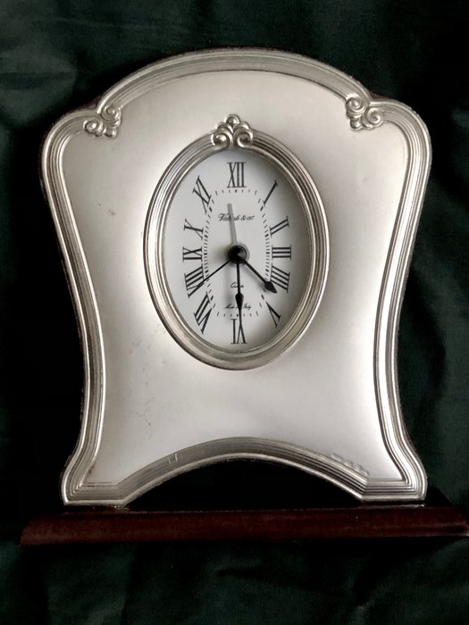 Vækkeur - An , Italian , elegant , 925/000 solid silver frontal frame , desk alarm clock , Circa 1980’s ,  in -   - .925 sølv - 1980-1990