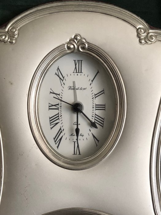 Vækkeur - An , Italian , elegant , 925/000 solid silver frontal frame , desk alarm clock , Circa 1980’s ,  in -   - .925 sølv - 1980-1990