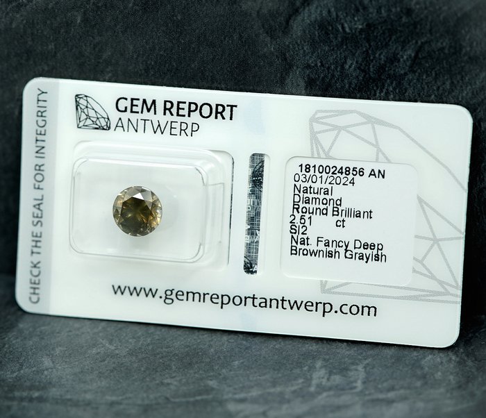 Ingen mindstepris - 1 pcs Diamant  (Naturfarvet)  - 2.51 ct - Fancy deep Brunlig, Grålig Gul - SI2 - Gem Report Antwerp (GRA)