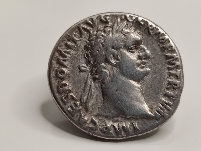 Romarriket. Domitian (AD 81-96). Denarius Denario de  Domiciano (81-96) – C. 250; RIC II 94  Moneda de plata acuñada en Roma, en el año 87