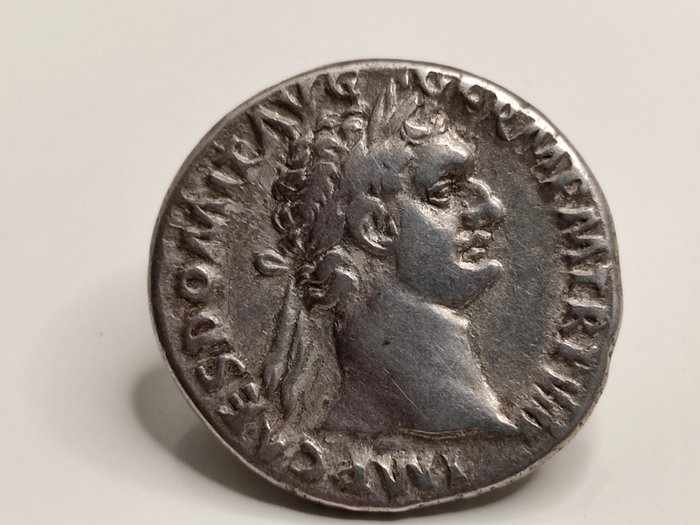 Romarriket. Domitian (AD 81-96). Denarius Denario de  Domiciano (81-96) – C. 250; RIC II 94  Moneda de plata acuñada en Roma, en el año 87