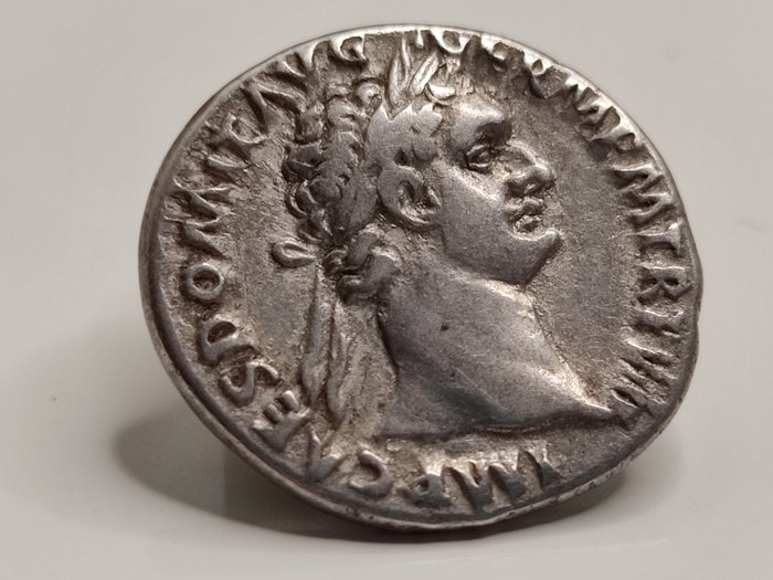 Romarriket. Domitian (AD 81-96). Denarius Denario de  Domiciano (81-96) – C. 250; RIC II 94  Moneda de plata acuñada en Roma, en el año 87