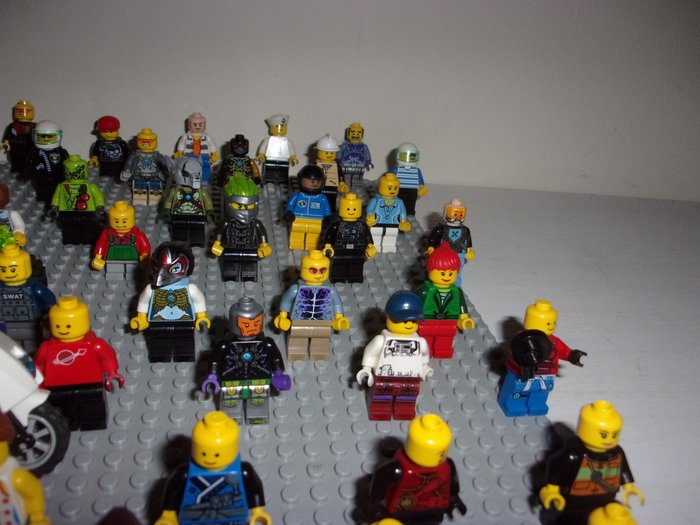 Lego - Minifigurer - 80 Lego minifigures + 2 Lego moto's