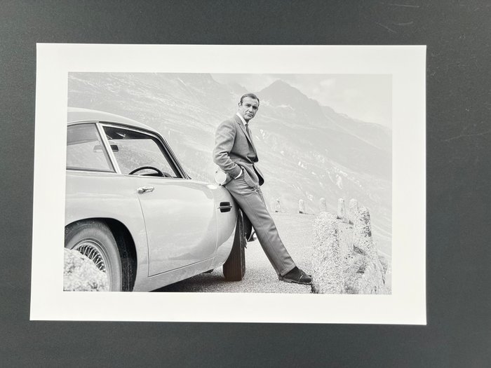 James Bond 007: Goldfinger, Sean Connery with the Aston Martin DB5 - Fine Art Photographie - XL 42x30 cm - Limited Edition - Gallery Stamp - Luxury Barita Paper -