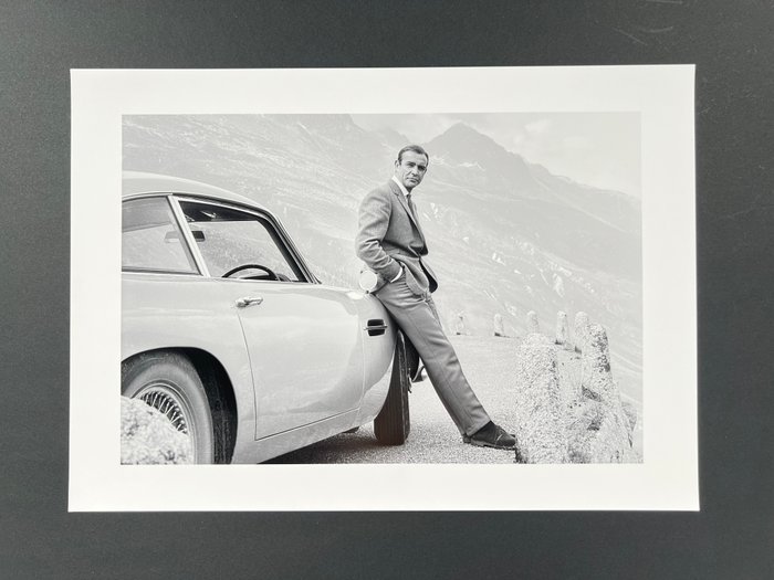 James Bond 007: Goldfinger, Sean Connery with the Aston Martin DB5 - Fine Art Photographie - XL 42x30 cm - Limited Edition - Gallery Stamp - Luxury Barita Paper -