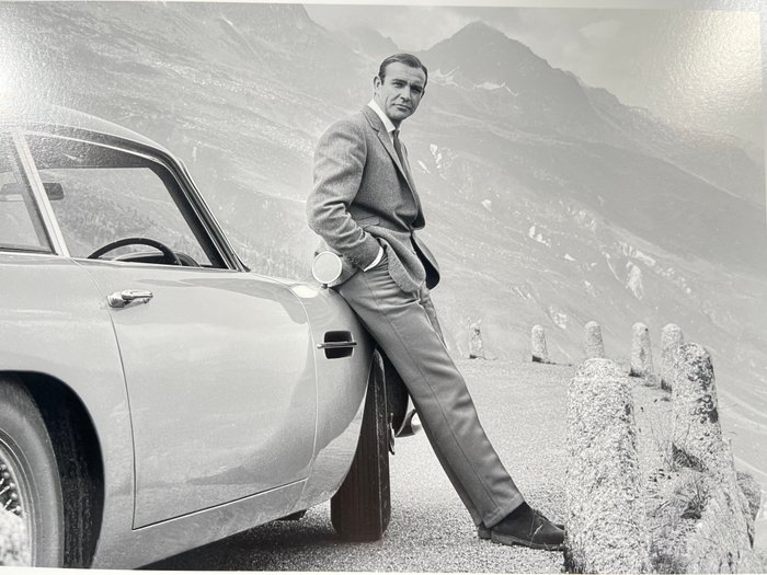 James Bond 007: Goldfinger, Sean Connery with the Aston Martin DB5 - Fine Art Photographie - XL 42x30 cm - Limited Edition - Gallery Stamp - Luxury Barita Paper -