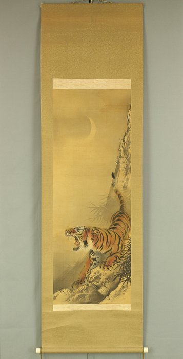 Crescent Moon and Ferocious Tiger with Box - with signature and seal 'Shoko' 祥光 - Japan  (Ingen mindstepris)