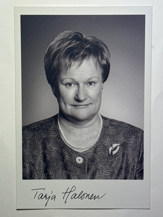 Tarja Halonen (*1943) 11th president of Finland - Autograph signature on portrait card - 2000