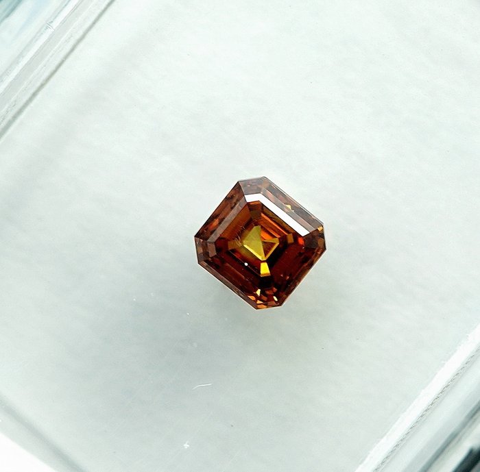 1 pcs Diamant  (Naturfarvet)  - 029 ct - Smaragd - Fancy intense Orange nuance Gul - SI2 - International Gemological Institute (IGI)