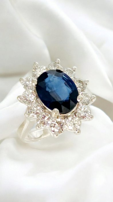 Ring - 18 kraat Hvidguld, Smukke 18K hvidguld diamanter  safirring leveres med CoA -  6.15ct. tw. Diamant (Natur)  - Safir