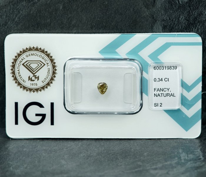 1 pcs Diamant  (Naturfarvet)  - 034 ct - Pære - Fancy Brunlig Gul - SI2 - International Gemological Institute (IGI)