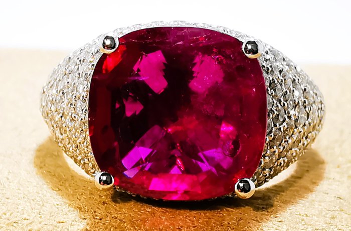 Ring - 18 kraat Hvidguld, Thailand Ruby 5.32ct Rød Lilla 6.43gr -  5.32ct. tw. Diamant (Natur) - Diamant