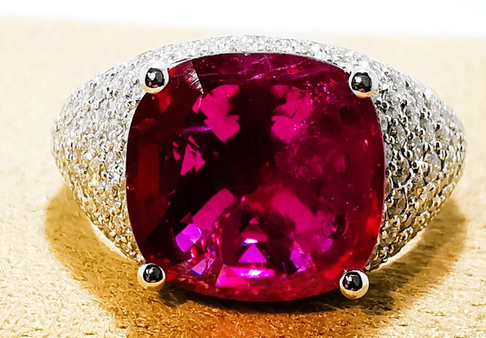 Ring - 18 kraat Hvidguld, Thailand Ruby 5.32ct Rød Lilla 6.43gr -  5.32ct. tw. Diamant (Natur) - Diamant