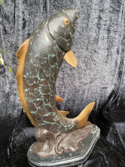 Skulptur, koi - 45 cm high - 45 cm - Koldmalet bronze, Patineret bronze