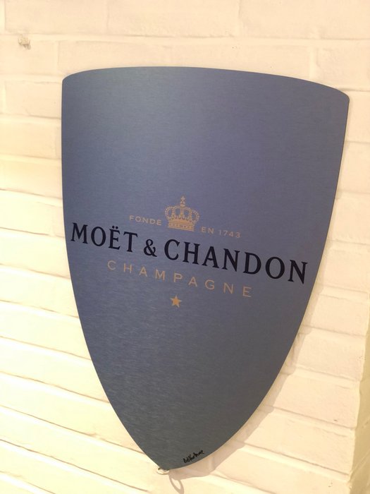 Rob VanMore - Shielded by Moët  Chandon - 60 cm