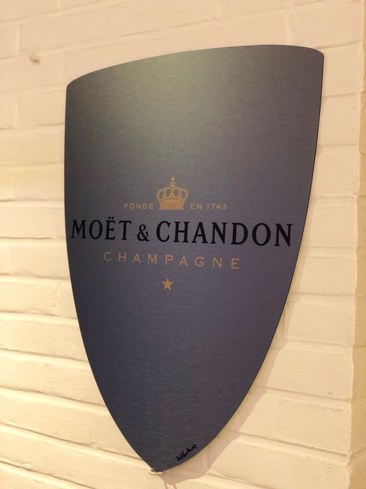 Rob VanMore - Shielded by Moët  Chandon - 60 cm