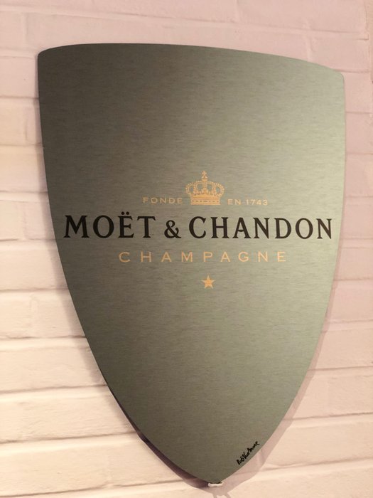 Rob VanMore - Shielded by Moët  Chandon - 60 cm