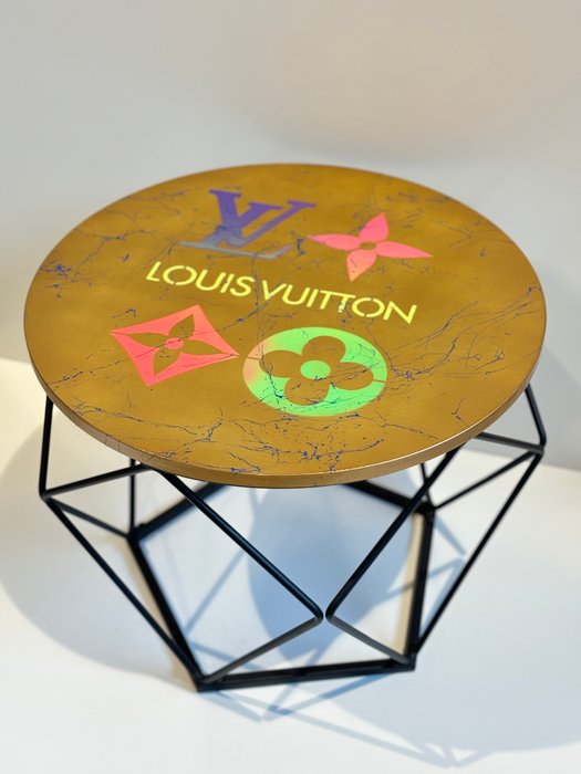 Rob VanMore - Tea-Time on Louis Vuitton Table - ø50cm