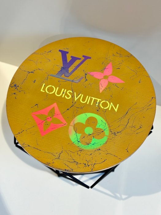 Rob VanMore - Tea-Time on Louis Vuitton Table - ø50cm