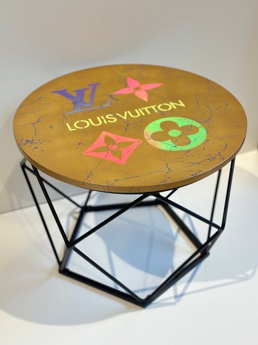 Rob VanMore - Tea-Time on Louis Vuitton Table - ø50cm