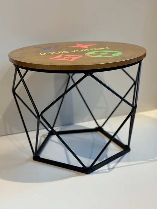 Rob VanMore - Tea-Time on Louis Vuitton Table - ø50cm