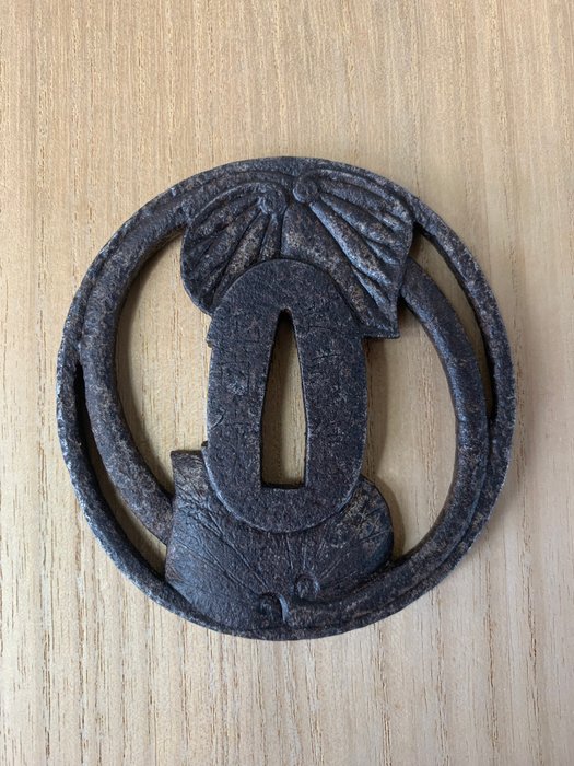 Sukashi tsuba .Aoi Kozushi - Metal - Japan - Edo-perioden (1600-1868)